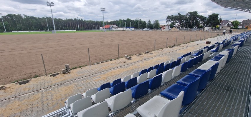 Trybuny na nowym stadionie w Koninie już są. Krzesła tworzą nazwę miasta