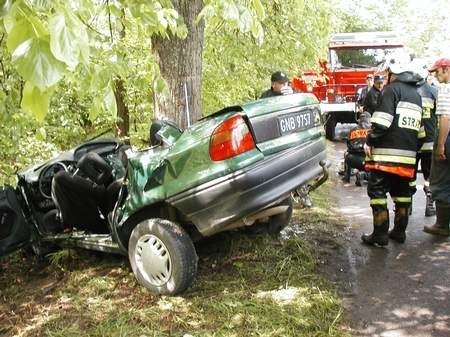 Oplem astrą jechały trzy osoby - wszystkie były mieszkańcami gminy Somonino. W wyniku uderzenia w drzewo dwie z nich - 42-letni kierowca i 38- letni pasażer - zginęły na miejscu.