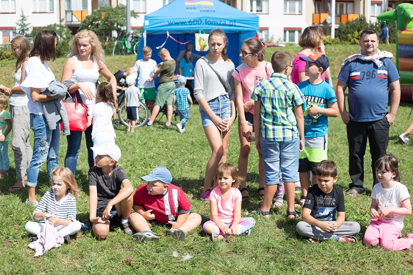 Wolontariusze w niebieskich koszulkach zbierają pieniądze...