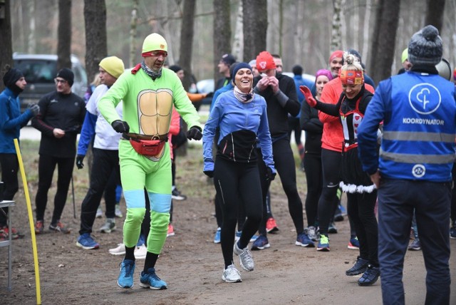 Toruńscy biegacze spędzili noworoczny poranek na trasie - w lasku Na Skarpie odbył się już 235. parkrun. Uczestnicy tradycyjnie pokonali dystans 5 kilometrów. 

Sylwester 2019 w Toruniu. Tak wyglądał Rynek Staromiejski w konfetti!