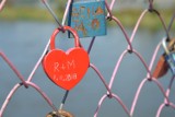 Kłódki miłości na różowym Moście Tolerancji w Głogowie [ZDJĘCIA]