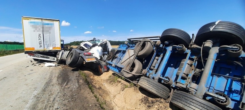 Wypadek trzech ciężarówek na A4 koło Chojnowa