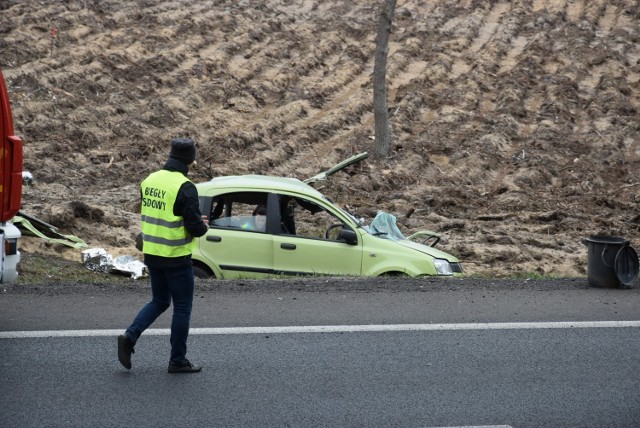 Wypadek ciężarówki i fiata pandy na DK10