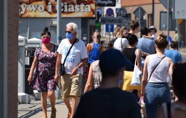 W czwartek, 20 sierpnia Ministerstwo Zdrowia podało nową listę powiatów, do których wracają niektóre obostrzenia w związku z epidemią. Wcześniej powiaty podzielono na "czerwone", "żółte" i bezpieczne "zielone". Najostrzejsze obostrzenia dotyczą "czerwonych". Niektóre powiaty z listy do tej pory zagrożonych wykreślono, inne na nią trafiły. Rygory w strefie żótej i czerwonej pozostają bez zmian; różnią się w zależności od stopnia występującego w nich zagrożenia. Wśród najbardziej zagrożonych koronawirusem są także te z Wielkopolski. Sprawdź czy mieszkasz w tym powiecie. O jakich obostrzeniach mowa?

Zobacz, gdzie wraca częściowy lockdown -------->