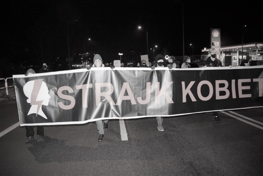 Strajk kobiet w 39. rocznicę ogłoszenia stanu wojennego .Konin znów wyszedł na ulice. Pod hasłem „Solidarne przeciw przemocy władzy”
