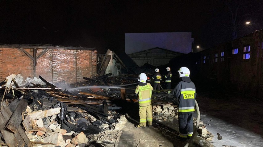 Pożar na ul. Fabrycznej w Rogoźnie. Z ogniem walczyło sześć zastępów straży pożarnej