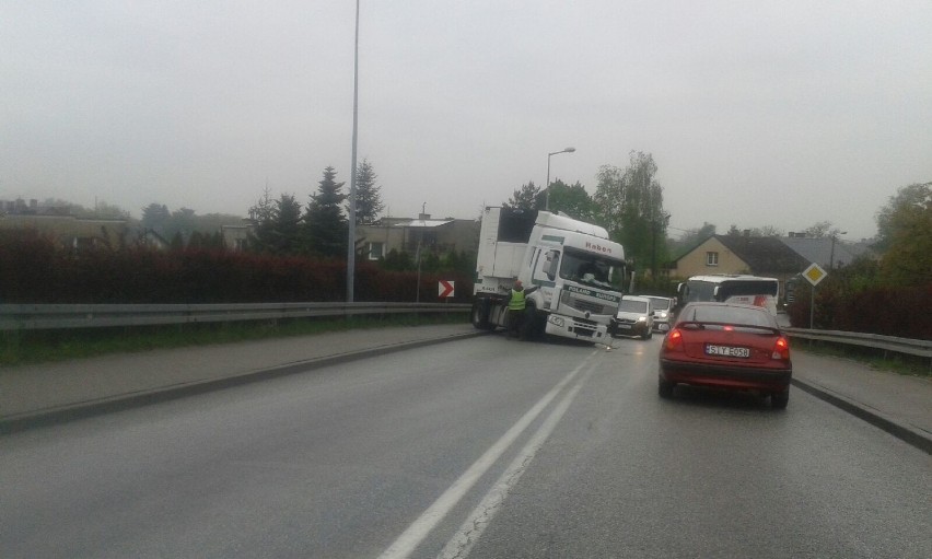 Oświęcim. Utrudnienia w ruchu po zderzeniu dwóch ciężarówek