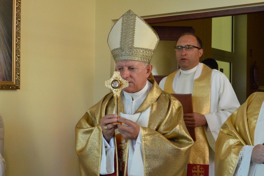 Arcybiskup Mieczysław Mokrzycki przyjechał do Ostrowca. Przywiózł relikwie świętego Jana Pawła II [ZDJĘCIA]