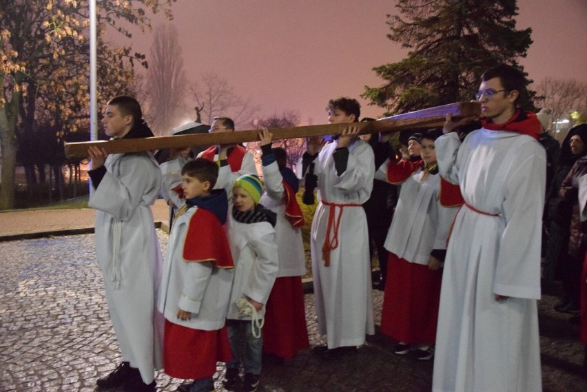 Ministranci pruszczańskich parafii niosą krzyż
