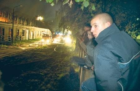Wtorkowy pożar hali przy ulicy Grażyńskiego w Bielsku-Białej zgromadził sporo gapiów.  ZDJĘCIA: JACEK ROJKOWSKI