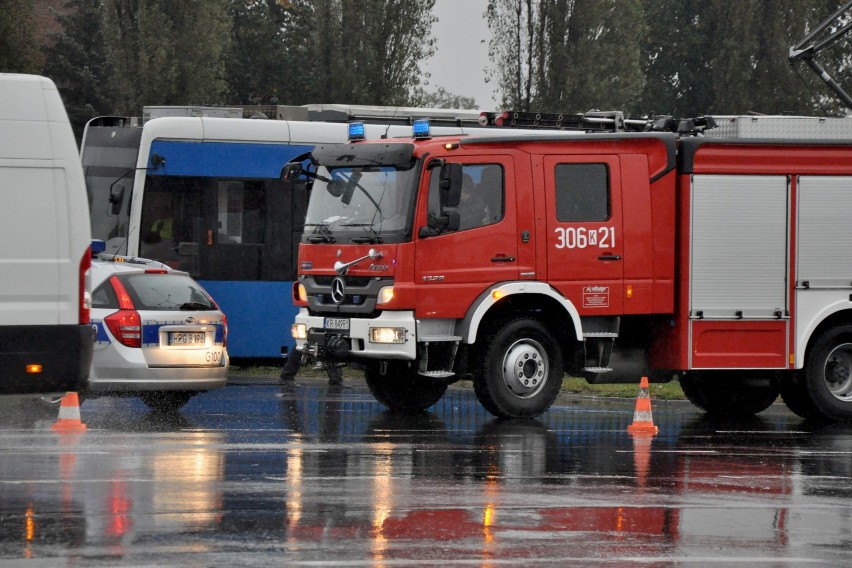 Wypadek w Krakowie. Zderzenie tramwaju z autobusem [ZDJĘCIA]