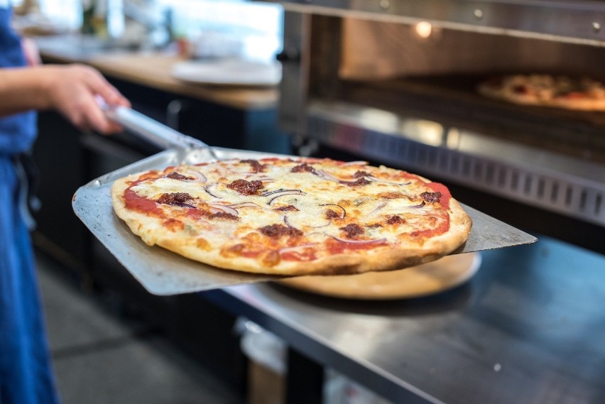 W Zielonej Górze znajduje się wiele pizzeri, do których...