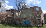 Ruiny straszą na Starym Mieście w Oświęcimiu. W tych miejscach można kręcić sceny do filmów katastroficznych czy wojennych. Zdjęcia