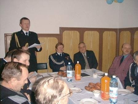 Jarosław Wszałek (od lewej) przedstawia sprawozdanie z działalności Ochotniczej Straży Pożarnej w Starzynie. Fot. Roman Kościelniak