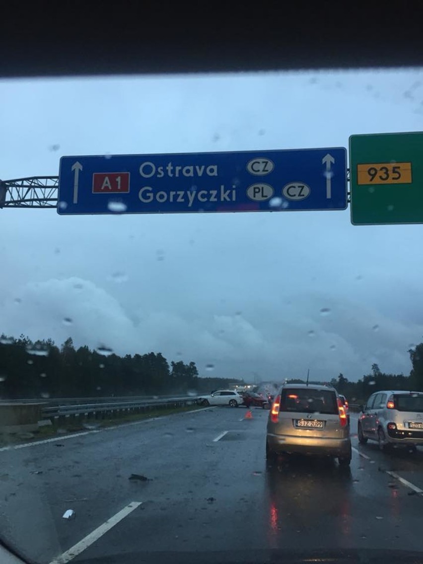 Wypadek w Orzeszu - Gardawicach. Droga zablokowana w obu kierunkach