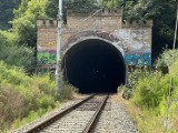 Tunel kolejowy w Rydułtowach ma już 166 lat! Dalej jeżdżą nim pociągi towarowe i osobowe. Poznajcie największe tajemnice obiektu ZDJĘCIA