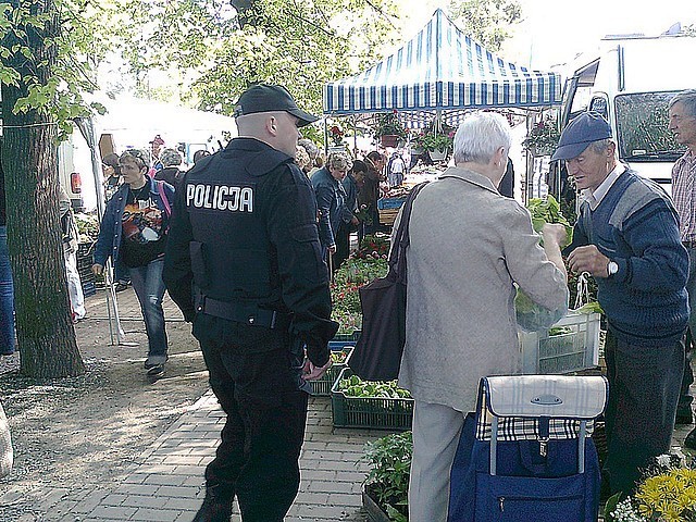 Policjanci szukali kieszonkowców na targu w Mielcu [zdjęcia]