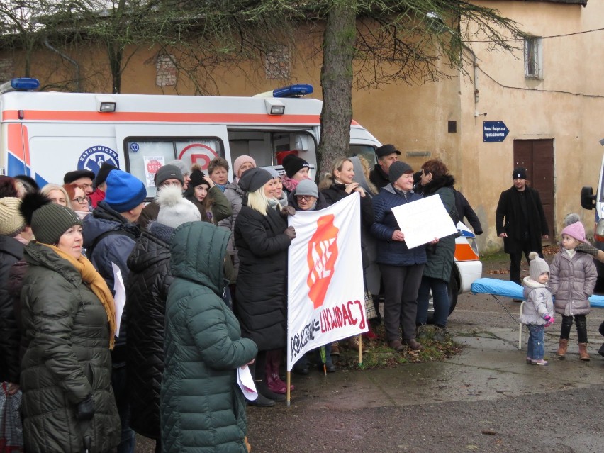 "Połączenie to zniszczenie". Kilkaset osób protestowało w obronie szpitala w Sławnie [ZDJĘCIA]