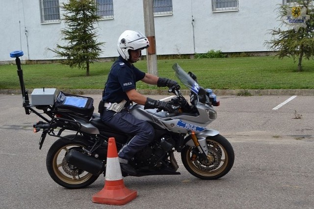 Takie zajęcia będą odbywały się do końca sezonu motocyklowego.

- Zapewnienie bezpieczeństwa na drogach to jeden z priorytetów pracy policjantów. Dlatego kilkunastu policjantów z ruchu drogowego w minioną środę doskonaliło swoje umiejętności w prowadzeniu motocykli marki yamaha, honda i kawasaki. Na przygotowanych torach funkcjonariusze ćwiczyli przejazdy i slalomy - informuje sierż. sztab. Katarzyna Marczyk, oficer prasowy KPP Malbork.

Oczywiste jest, że każdej drogówce motocykle się przydają.

- Dzięki nim policjanci szybciej dojeżdżają na miejsce zdarzeń drogowych oraz w miejsca niedostępne dla radiowozów - dodaje rzecznik KPP Malbork.

Przeczytaj też: Policja w Malborku ma już motocykl za 80 tys. zł