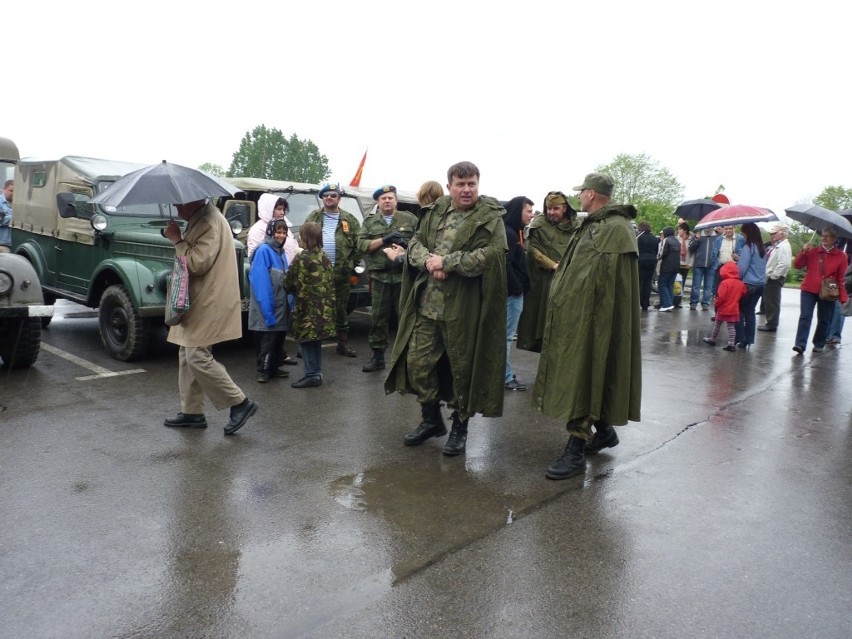 Zlot Pojazdów Militarnych Wapienniki 2012: Parada i pokaz w Radomsku [ZDJĘCIA+FILM]