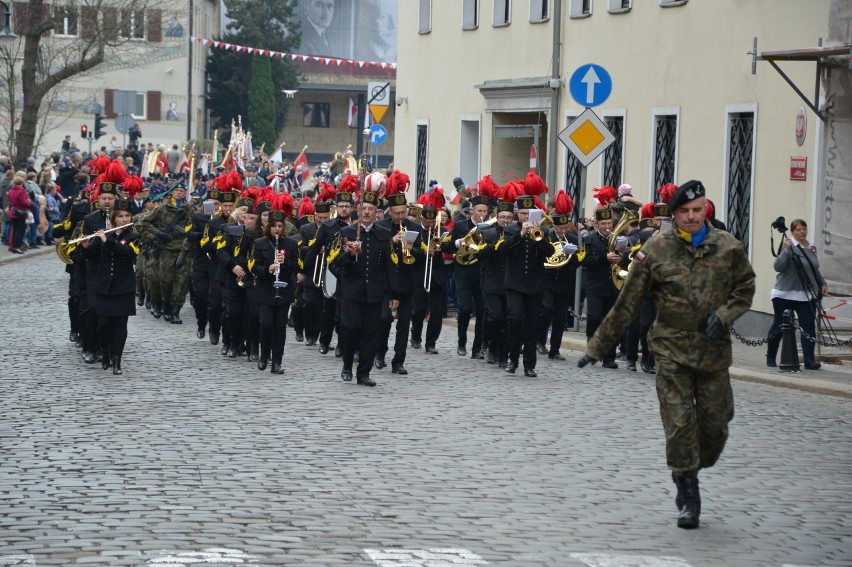 Obchody stulecia odzyskania niepodległości przez Polskę w Opolu. Wielu mieszkańców na placu Wolności