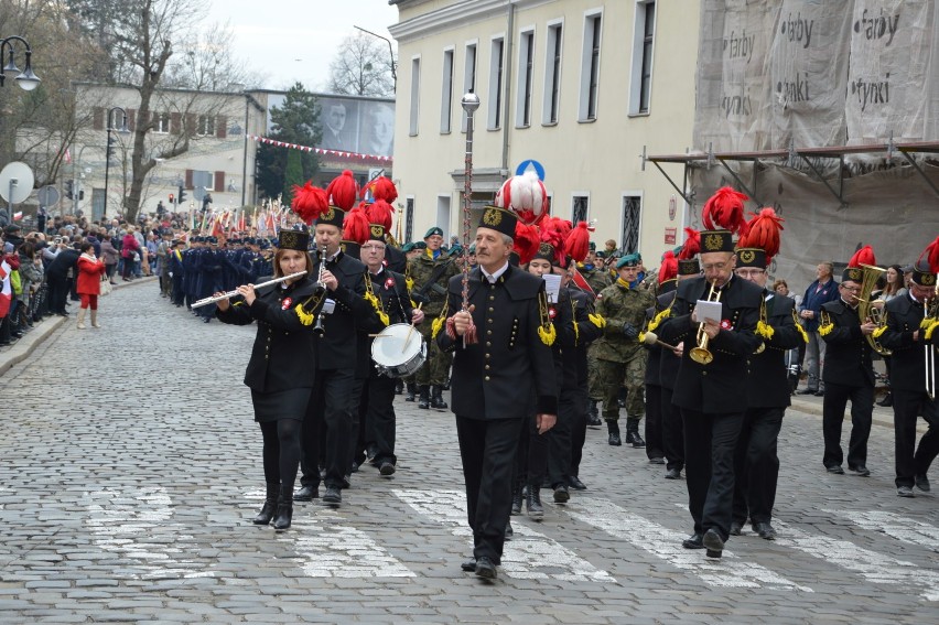 Obchody stulecia odzyskania niepodległości przez Polskę w Opolu. Wielu mieszkańców na placu Wolności