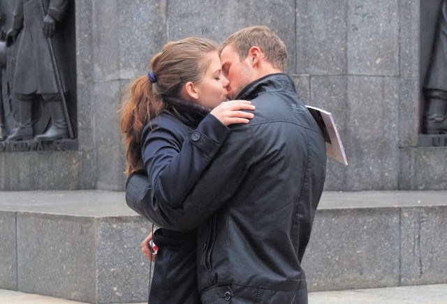 Marlena i Piotr byli jedną z czterech par, która w sobotę w południe pocałowała się na pl. Wolności.
