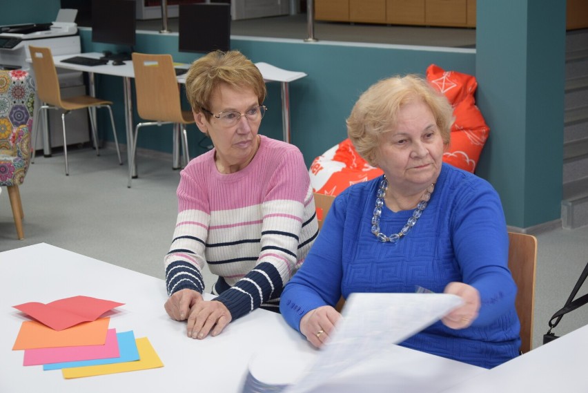 Kreatywne warsztaty dla seniorów w Miejskiej Bibliotece Publicznej w Skierniewicach 