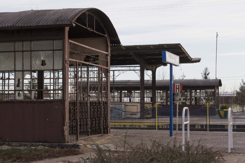 Złotowski dworzec PKP na zdjęciach sprzed sześciu lat ma otwarte wejścia na perony i przejścia podziemne