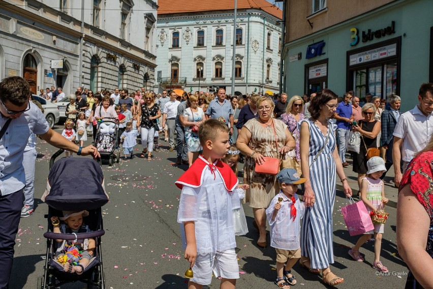 W procesji Bożego Ciała ulicami tarnowskiej Starówki wzięły...