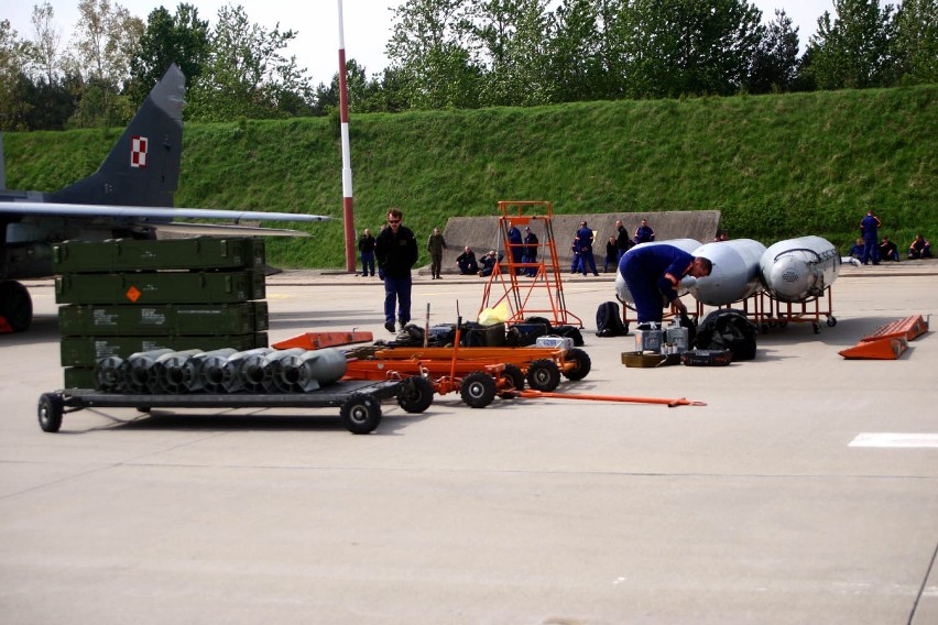 Mirosławiec. Ćwiczenia Kondor-12. MiGi i Su-22 ćwiczyły na lotnisku w Mirosławcu [ZDJĘCIA i WIDEO]