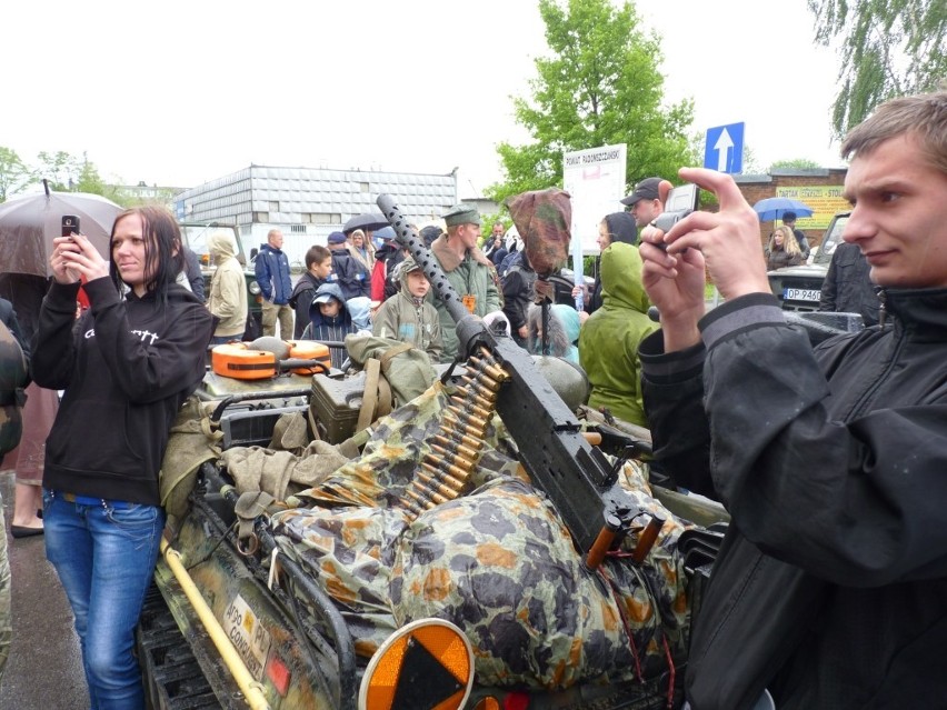 Zlot Pojazdów Militarnych Wapienniki 2012: Parada i pokaz w Radomsku [ZDJĘCIA+FILM]