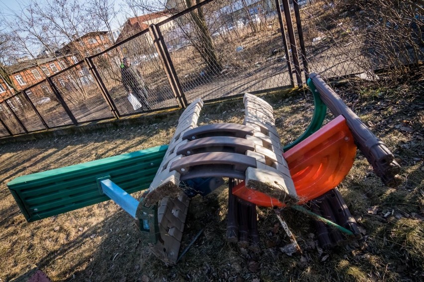 W nocy z czwartku na piątek zniszczono plac zabaw przy...