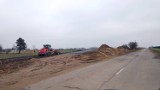 Budowa lotniska w Radomiu. Na Sadkowie w szybkim tempie powstaje nowa droga 