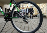 13-letni Łukasz z Ogorzelin pojedzie na klasową wycieczkę nowym rowerem. Otrzymał go w ramach akcji społecznej "Rowerem po zdrowie"