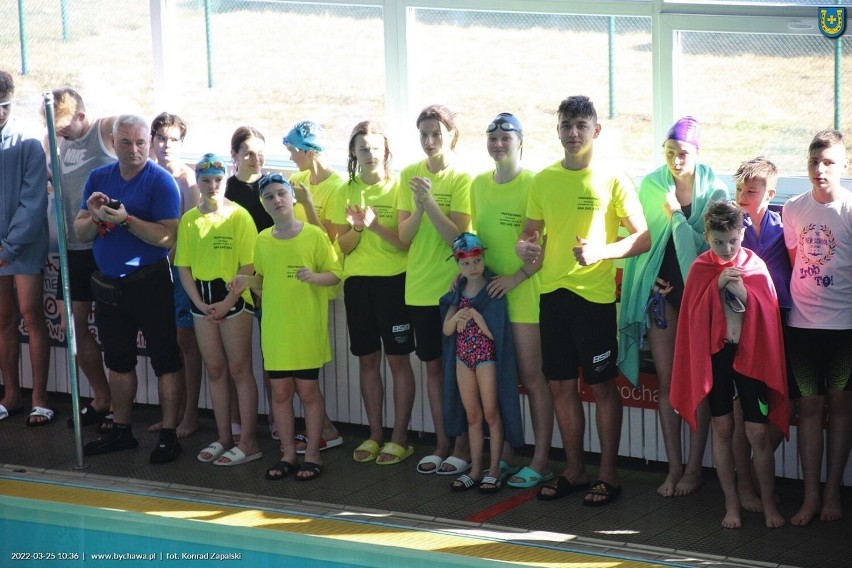 Bychawa. Zawodnicy Uczniowskiego Klubu Pływackiego popłynęli po złoto na zawodach w Łukowie. ZOBACZ ZDJĘCIA