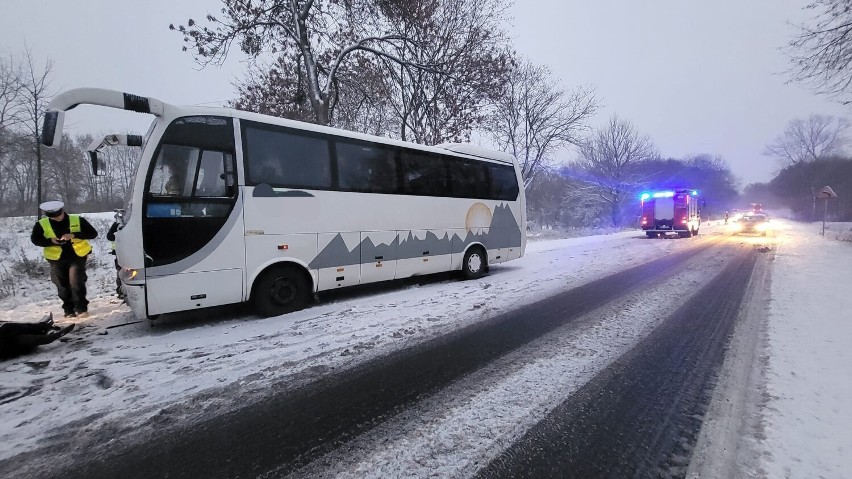 Wypadek z udziałem autokaru przewożącego dzieci na DK24 w Prusimiu [ZDJĘCIA]