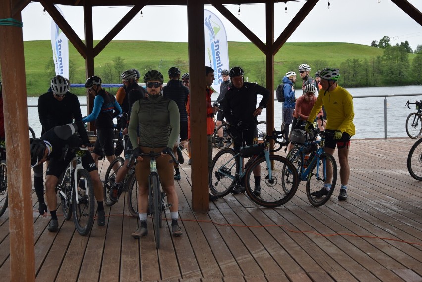 Rowerzystów na szutrowych drogach Suwalszczyzny można...