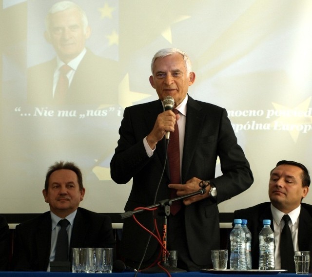 Jerzy Buzek podczas wykładu w ZSOT