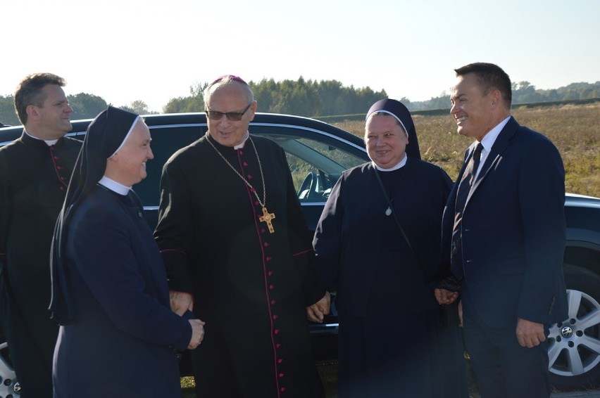 Dębowa aleja upamiętniająca 100-lecie Niepodległości Polski...