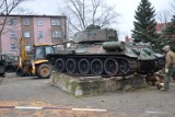 Demontaż sowieckiego czołgu T-34 w Sławnie. Zdjęcia