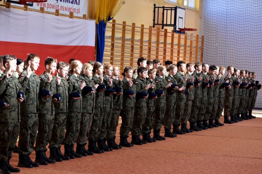 Uczniowie wojskowych klas mundurowych w Powiatowym Zespole...