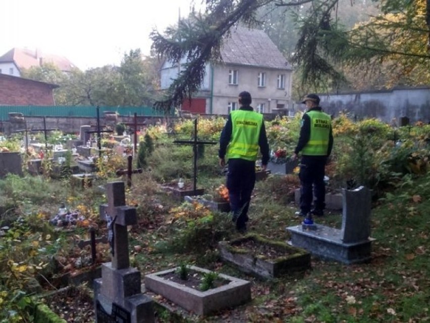 Pijaństwo na cmentarzu w Wejherowie. Mężczyźni raczyli się drinkami na nagrobkach