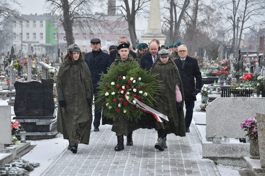 Obchody 100. rocznicy Powstania Wielkopolskiego w Żninie: złożenie kwiatów na cmentarzu oraz inscenizacja na rynku [zdjęcia, wideo]