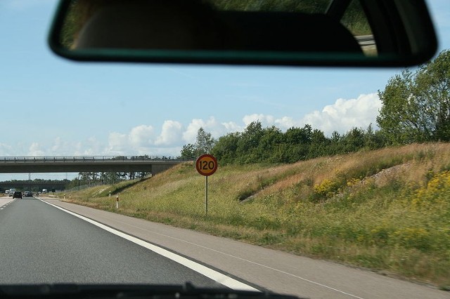 Źródło: http://commons.wikimedia.org/wiki/File:Speed_limit.JPG