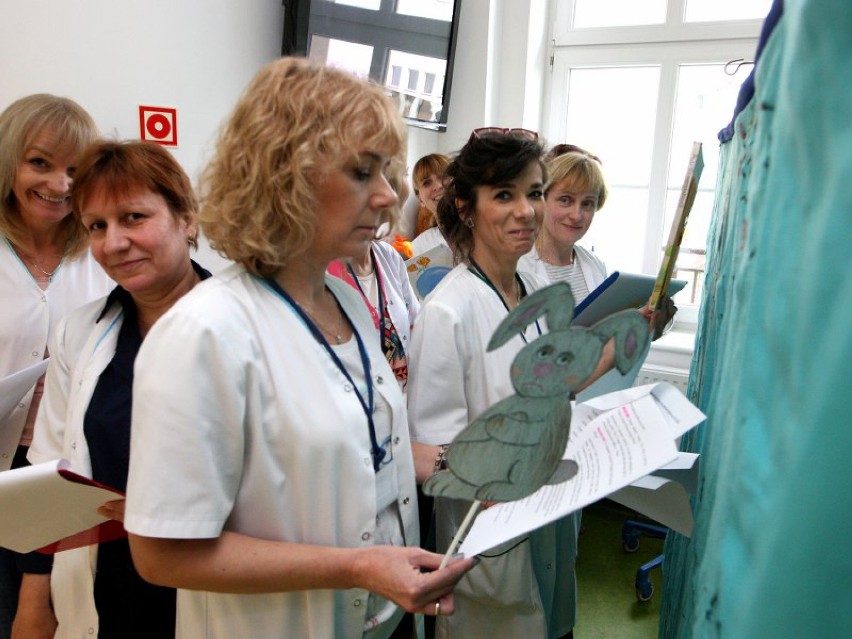 Bajkowóz w szpitalu w Szczecinie. Bajki przyjadą wprost do łóżek chorych dzieci [wideo, zdjęcia]