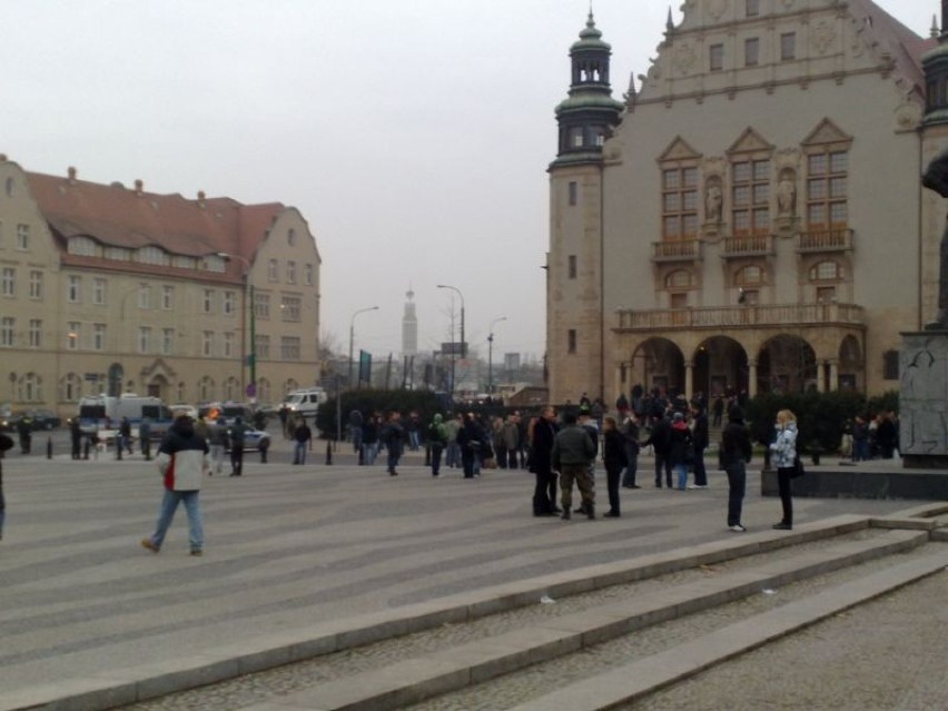 Na placu Mickiewicza pół godziny przed rozpoczęciem Marszu...