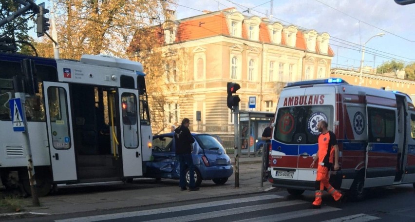 Szczecin: Zderzenie tramwaju z osobówką. Kierująca trafiła do szpitala