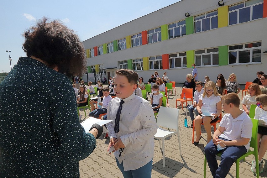 Jak uczniowie odbierają świadectwa? Zdjęcia ze Szkoły...