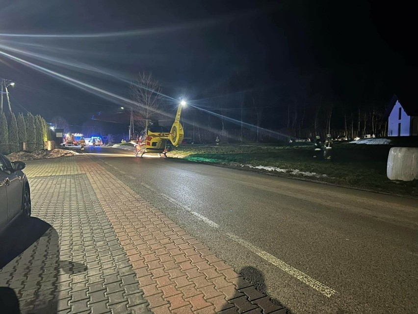 Wypadek w Janowicach pod Limanową. Są ranni, a jedna osoba była zakleszczona w pojeździe. Na miejscu LPR. Droga była zablokowana 
